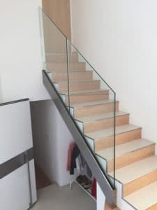 Escalier sécurisé avec un garde corps en verre sur mesure