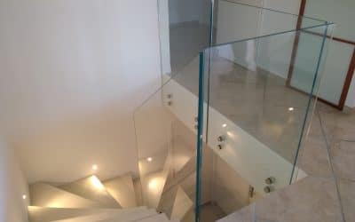 Modernisation d’une cage d’escalier avec rambarde en verre