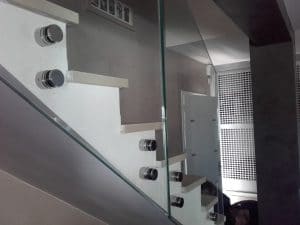 Garde-corps en verre sur mesure pour escalier dans l'Hérault