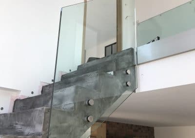 escalier avec garde corps en verre