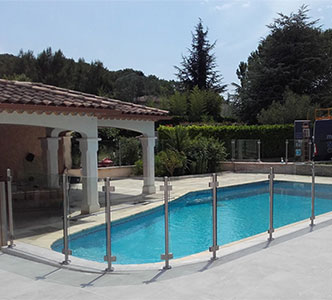 Piscine300332 Réalisation miroiterie singulière de garde-corps en verre pour piscine