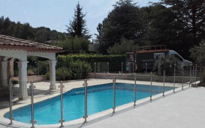 Barrière de piscine en verre