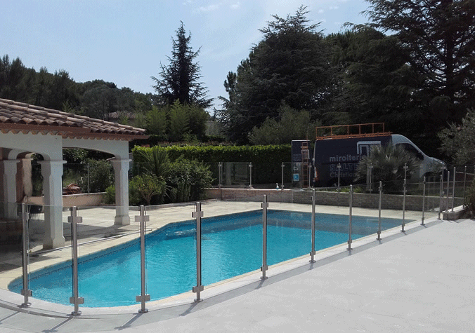 Barrière de piscine en verre
