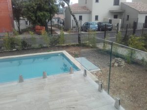 garde corps en verre pour balcon donnant sur piscine dans l' hérault