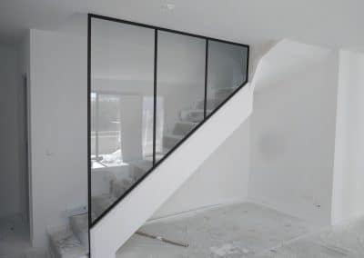 pose d'une rampe d'escalier en verre