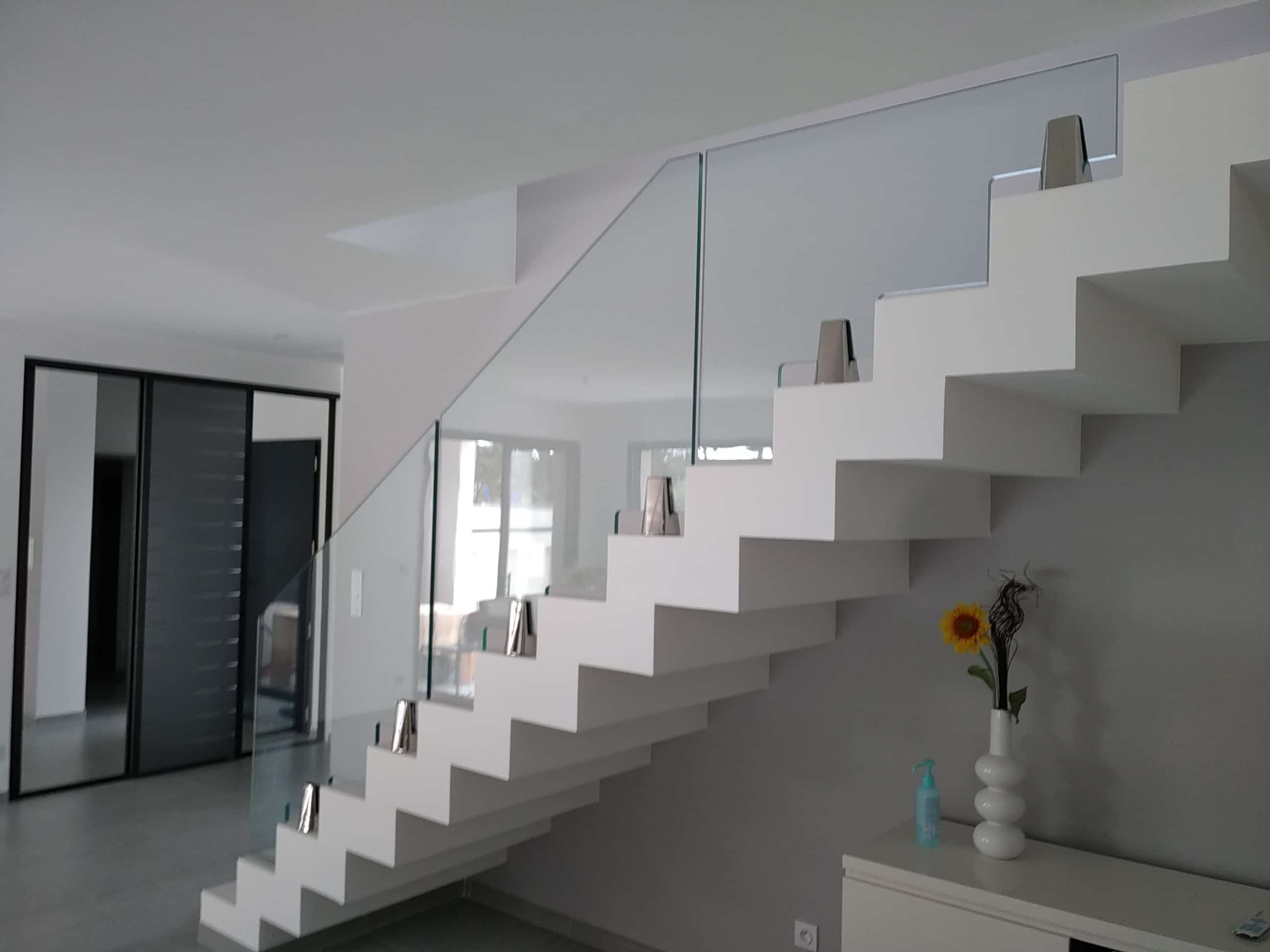 pose d&#039;une rampe d&#039;escalier intérieur en verre