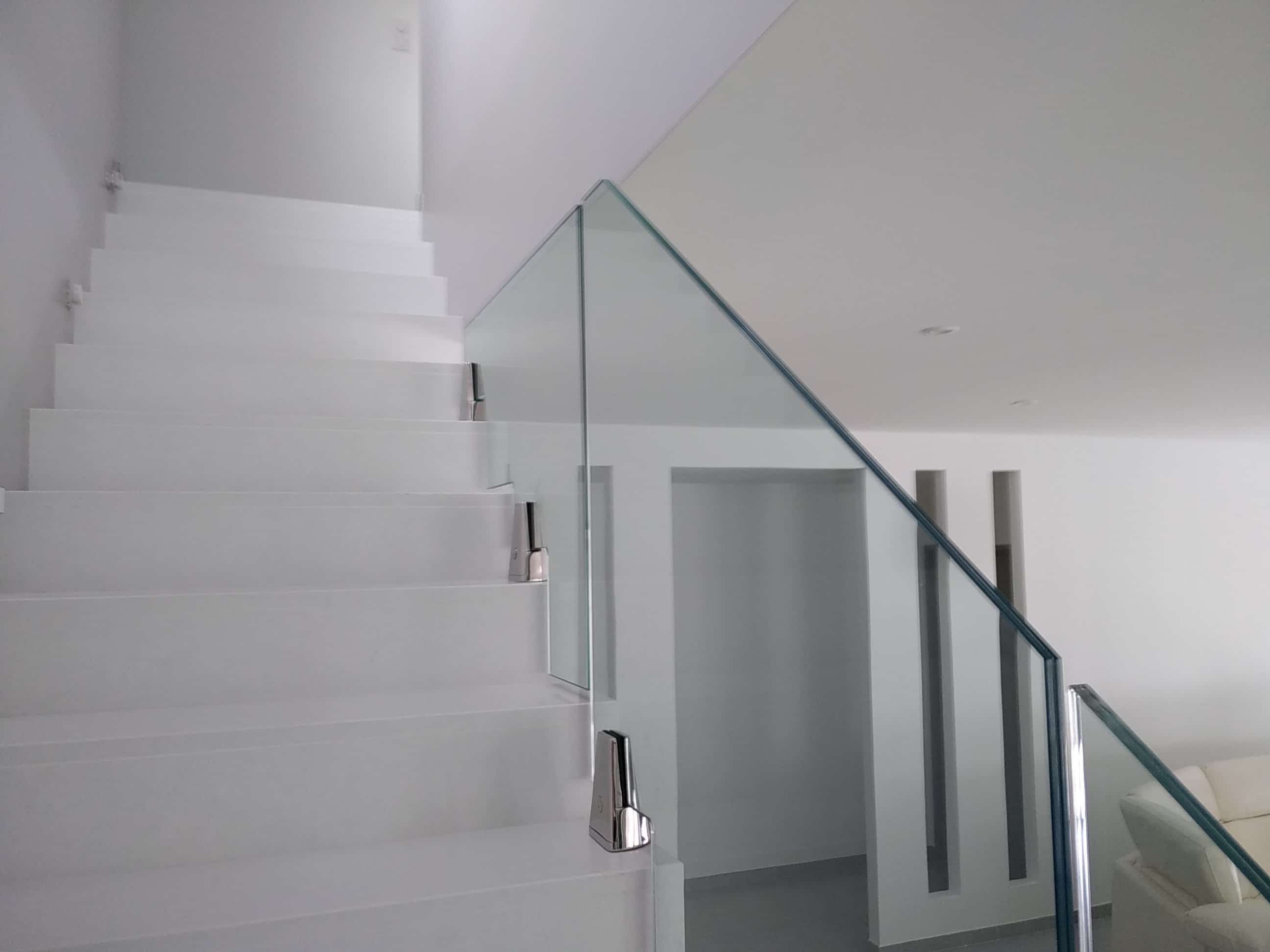 résultat pose d&#039;une rampe d&#039;escalier intérieur en verre