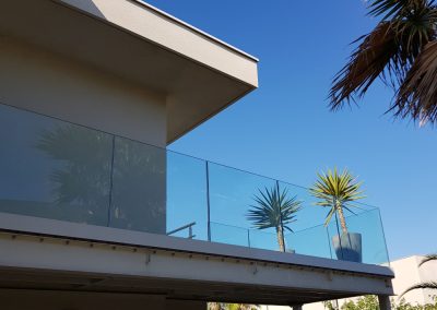 balcon avec garde corps en verre sur mesure près de montpellier