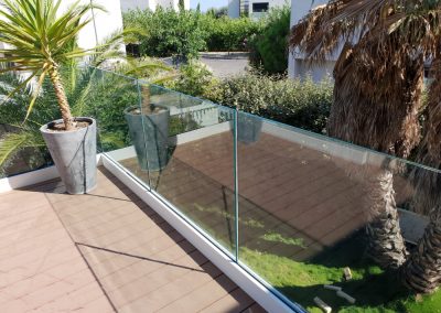 terrasse avec garde corps en verre sur jardin dans l'hérault