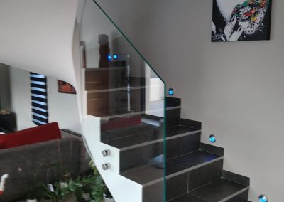 intérieur moderne avec rampe d'escalier en verre