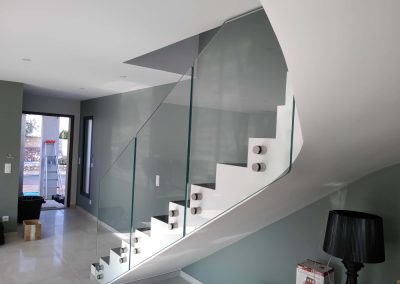 rampe d'escalier en verre dans maison d'architecte