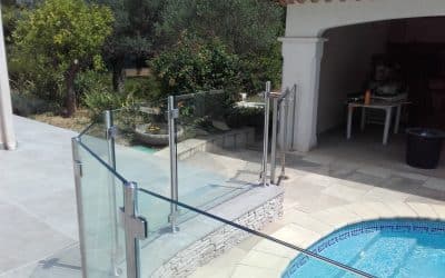 Les garde-corps en verre pour piscine
