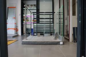 Garde corps showroom miroiterie singulière